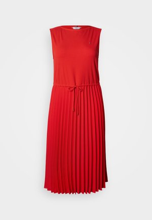 Robe rouge sans manches avec encolure ronde, ceinture ajustable à la taille et jupe plissée s’étendant sous le genou.