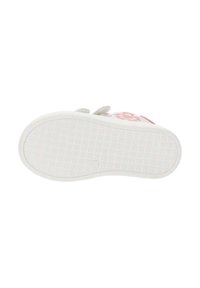 Suela de zapato blanca con un patrón de agarre texturizado, con acentos en color rosa y forma curva, fabricada en material de goma flexible.