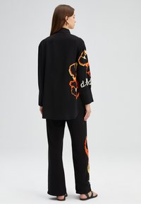 Touché Privé EMBROIDERED VISCONE SHIRT - Camicia - black