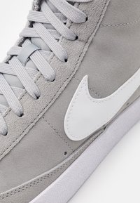 Nike Sportswear BLAZER MID '77 UNISEX - Sapatilhas de cano alto - light smoke grey/white/black