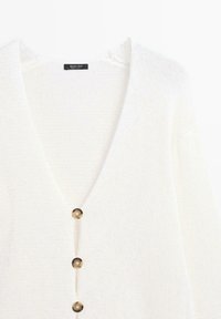 Witte gebreide cardigan met diepe V-hals en drie bruine knopen aan de voorkant, gemaakt door Massimo Dutti.