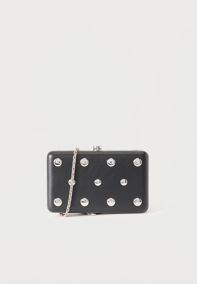Μαύρο ορθογώνιο τσαντάκι clutch με ασημένιες στρογγυλές τρουκ και λεπτό ασημένιο αλυσιδάκι σε απλό λευκό φόντο.