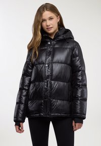 Giacca a piumino nera con finitura lucida, dotata di cappuccio, chiusura con bottoni a pressione e texture trapuntata. Vestibilità slim con polsini neri.