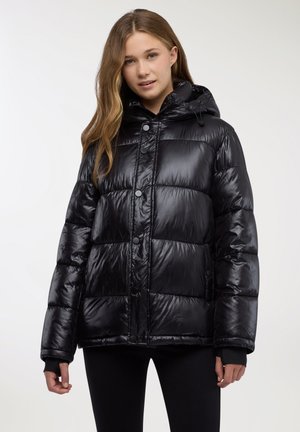 Giacca a piumino nera con finitura lucida, dotata di cappuccio, chiusura con bottoni a pressione e texture trapuntata. Vestibilità slim con polsini neri.