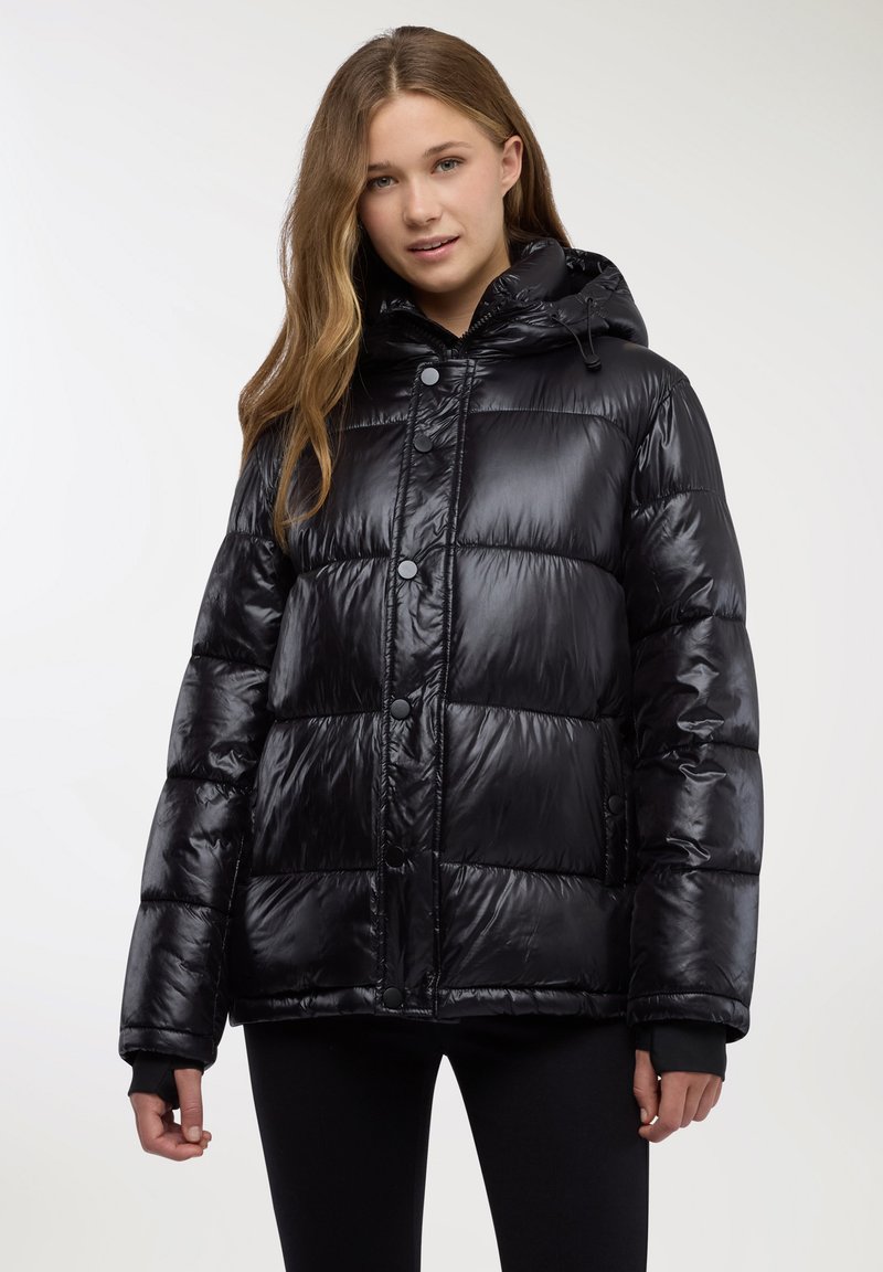 Giacca a piumino nera con finitura lucida, dotata di cappuccio, chiusura con bottoni a pressione e texture trapuntata. Vestibilità slim con polsini neri.