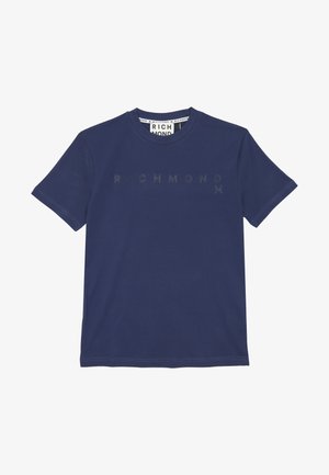 T-shirt in cotone blu navy con collo rotondo, maniche corte e un logo "RICHMOND" testurizzato sul petto. Design semplice e classico.