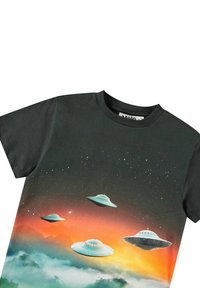 Mustat lyhythihaiset t-paidat, joissa on graafinen design, jossa on neljä UFOa oranssin, teallin ja tähdillä täytetyn taivaan asteittaista taustaa vasten.