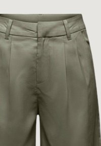 Pantalon taille haute vert olive avec passants de ceinture, plis devant et fermeture éclair dissimulée à l'avant.