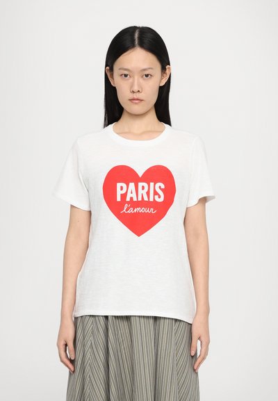 Hvid bomulds t-shirt med et stort rødt hjertegrafik, hvor "PARIS" står i fede hvide bogstaver og "l'amour" er skrevet i kursiv nedenunder.