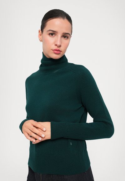 Suéter de cuello alto en verde azulado, de punto suave y fino. Diseño ajustado con puños y dobladillo acanalados. Detalles sutiles en la costura lateral.