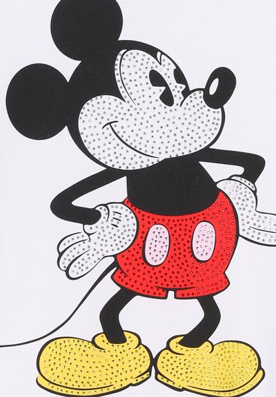 Personaggio cartoon in bianco e nero con grandi orecchie, pantaloni rossi, scarpe gialle e mano sui fianchi, con dettagli in strass e una posa giocosa.
