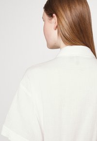 Vero Moda VMNATALI NIA 2/4 CALF  WVN - Rochie tip cămașă - snow white