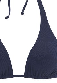 Navy zila trīsstūra bikini augšdaļa ar teksturētu čaulas rakstu, regulējamām saitēm un sak gatherētu audumu apakšējā malā drošai piegulšanai.