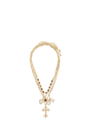 Collana a strati color oro con più catene, perle di colore ambra e pendenti, inclusa una croce e forme decorative.