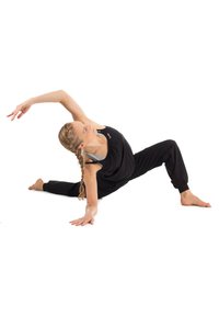 Zwart sportoutfit met een losse tanktop en joggingsbroek. Individu die zijwaarts stretcht op een witte achtergrond.
