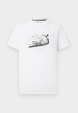 Wit T-shirt met korte mouwen, bedrukt met een vervaagde zwart-wit afbeelding van een raceauto en abstracte krabbelstrepen aan de voorkant.