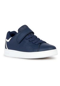 Basket pour enfants bleu marine avec semelle blanche, bride en velcro et lacets bleu marine assortis, inclinée pour montrer le côté extérieur et l'avant.