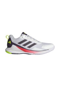 Chaussure de sport blanche avec une tige texturée grise, accents violets, trois rayures noires sur le côté, semelle intermédiaire rouge et détails vert fluo.
