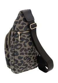 Sort og beige leopardprint sling taske med tekstureret stof, guldfarvet hardware og en bred justerbar rem. Har flere lynlåslommer.
