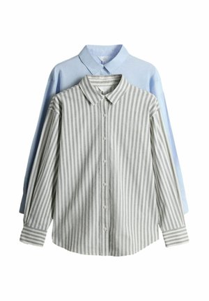 Zwei langärmlige Hemden mit Kragen und Knöpfen, eines mit grauen und weißen vertikalen Streifen über einem einfarbigen hellblauen Hemd.