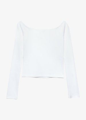 Weißes langärmliges Crop-Top mit Carmen-Ausschnitt. Hergestellt aus einem glatten, dehnbaren Stoff ohne sichtbare Muster oder Verzierungen.