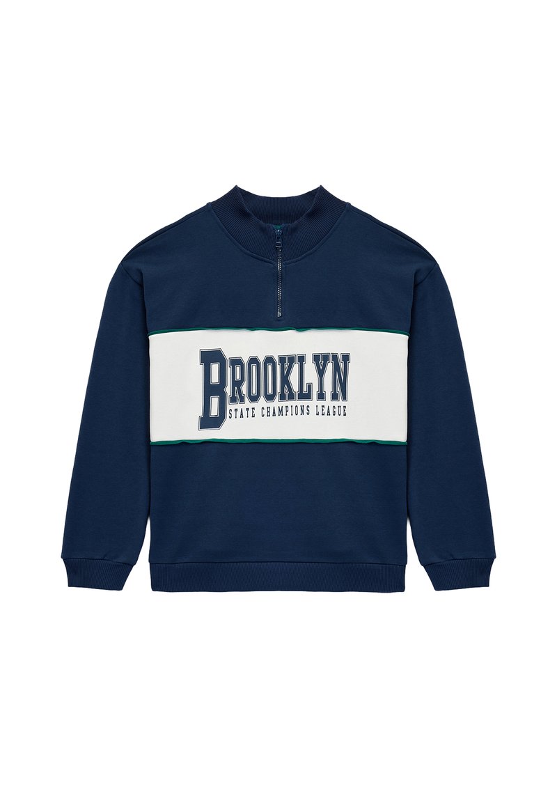 Felpa con zip blu navy realizzata in tessuto morbido. Presenta una striscia orizzontale bianca con la scritta "BROOKLYN" e "STATE CHAMPIONS LEAGUE" stampata.