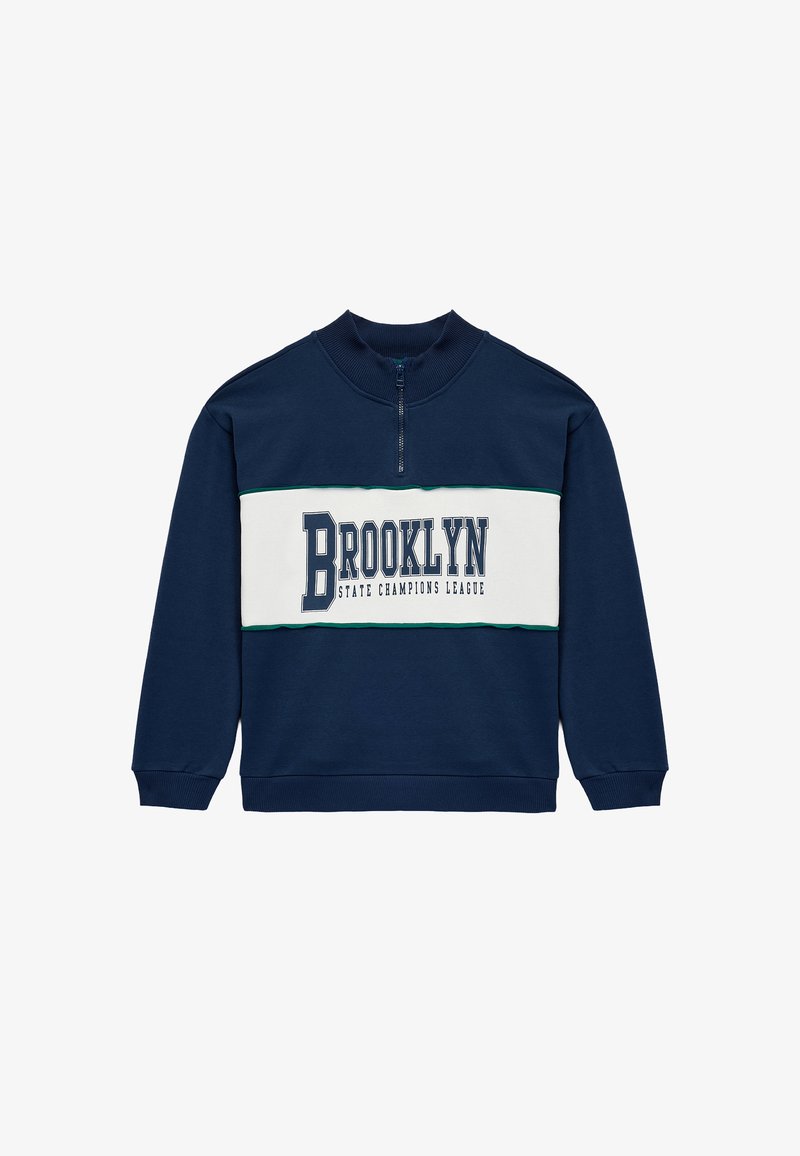 Felpa con zip blu navy realizzata in tessuto morbido. Presenta una striscia orizzontale bianca con la scritta "BROOKLYN" e "STATE CHAMPIONS LEAGUE" stampata.