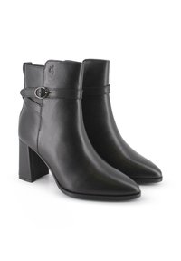 Botas de cuero negras hasta el tobillo con un diseño de punta afilada, tacón bloque y un acento de hebilla circular en una correa cerca del tobillo. Textura suave.