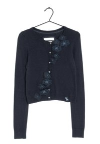 Granatowy kardigan z długimi rękawami, okrągłym dekoltem i zapięciem na guziki. Ozdobiony haftowanymi kwiatowymi akcentami na przodzie oraz małym logo jelenia.