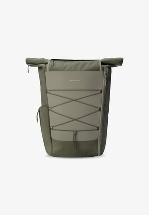 Oliwkowy plecak roll-top z teksturowanym materiałem i elastycznym sznurkiem. Posiada regulowane paski i zamykane na zamek kieszenie.