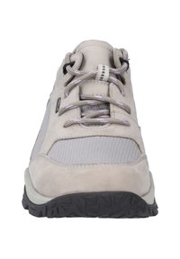 Szare zamszowe i siateczkowe sneakersy z okrągłymi sznurówkami, wyściełanym językiem oraz teksturowaną gumową podeszwą z wzorzystym bieżnikiem.