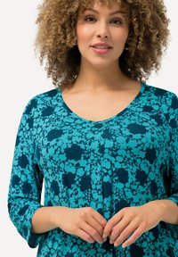 Ulla Popken FLORAL PRINT 3/4 SLEEVE A-LINE - Pitkähihainen paita - light turquoise