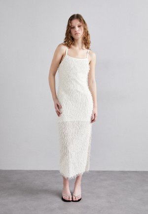Weißes Kleid mit einer strukturierten, federartigen Oberfläche, schmalen Trägern und einer mittellangen Silhouette. Glattes Material im unteren Bereich.