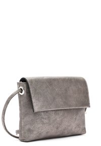 Borsa a tracolla in pelle grigia con una texture liscia, chiusura a patta e tracolla. Presenta un accento in metallo argentato.