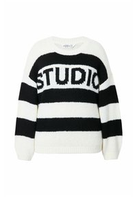 Maglione a righe bianche e nere in maglia con "STUDIO" in lettere maiuscole sul petto; presenta un collo tondo e maniche lunghe.