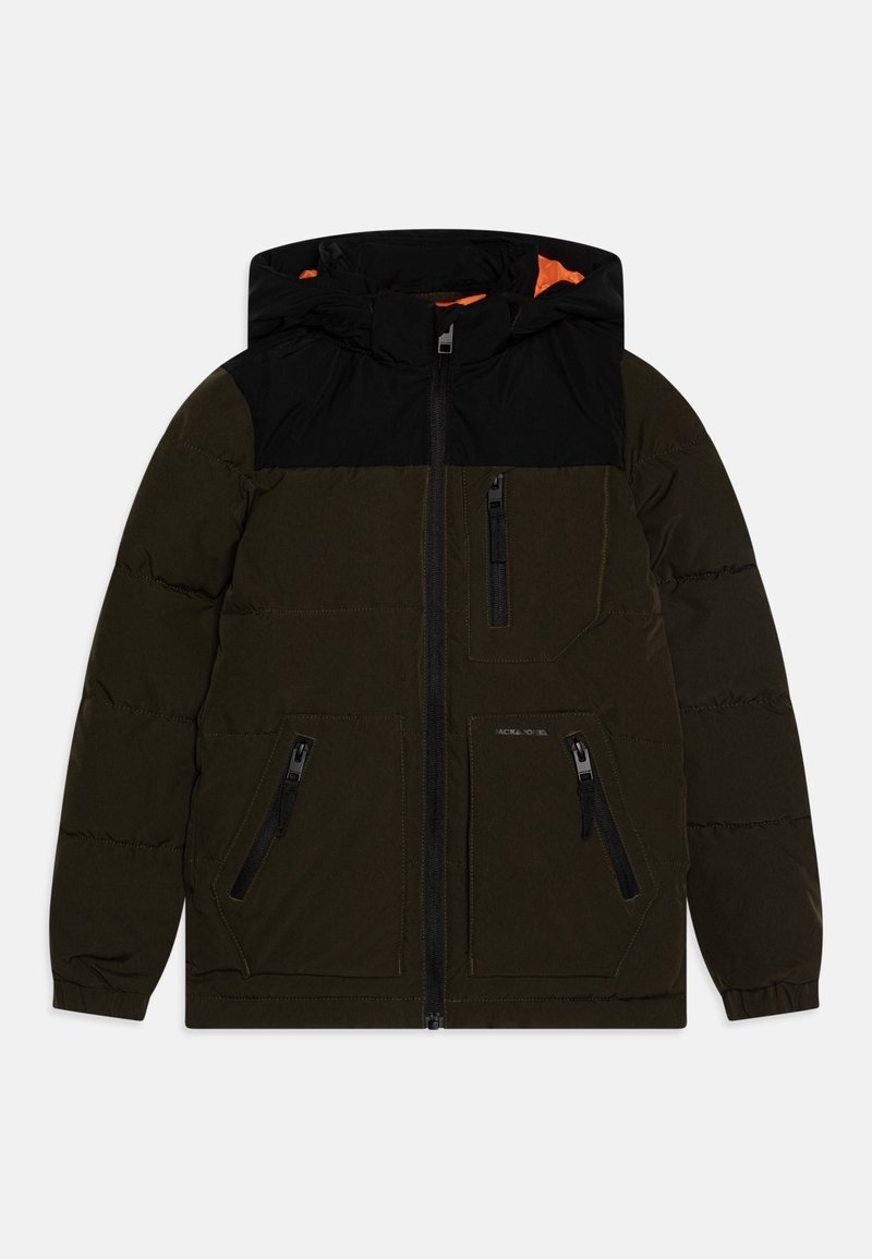 Giacca a vento in verde scuro con spalle nere. Presenta un cappuccio, una cerniera frontale e diverse tasche nere con zip. Foderata in tessuto arancione.