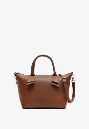 Sac à main en cuir marron avec une finition texturée, deux poignées courtes et une bandoulière amovible. Présente des accents en métal doré.