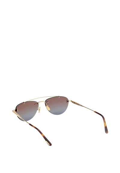 Occhiali da sole aviator in metallo con lenti sfumate grigie, montatura dorata e dettagli marrone tartarugato sulle aste. Design minimalista.