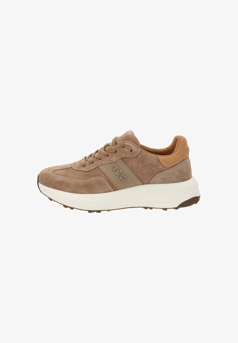 Baskets en suède beige avec des accents marron, design à lacets, épaisse semelle blanche et semelle extérieure texturée marron, vues de côté.