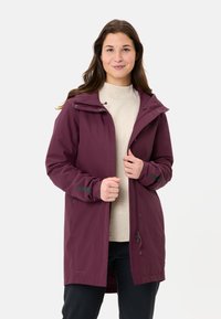 Giacca impermeabile bordeaux con cappuccio, zip frontale e chiusura a scatto, con dettagli grigi e tasche laterali. Realizzata in materiale sintetico resistente.