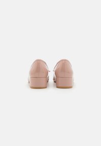 Chaussures en cuir verni rose avec un petit talon carré, un bout arrondi et des détails en dentelle. Surface lisse avec une finition brillante.