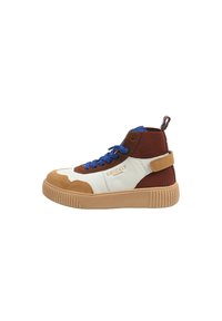 Baskets montantes avec une palette de couleurs marron, blanc et beige. Elles présentent une semelle en caoutchouc texturé et des lacets bleus. Logo de la marque brodé présent.