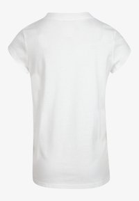 Camiseta de algodón blanca con mangas cortas, cuello redondo y una textura suave; sin patrones ni gráficos visibles en la parte posterior.