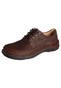 Bruine leren schoen met ronde neus, vetersluiting, contrasterende stiksels en een gestructureerde afwerking. Rubberen zool met een lichte hak.