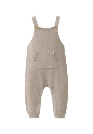 Combinaison beige tricotée pour bébé avec bretelles, poche avant, boutons en bois et fermetures pression aux chevilles.