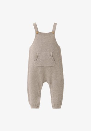 Combinaison beige tricotée pour bébé avec bretelles, poche avant, boutons en bois et fermetures pression aux chevilles.