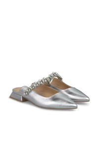 Mules métalliques argentés avec un bout pointu, un petit talon carré et une bride ornée de pierres transparentes sur le cou-de-pied.