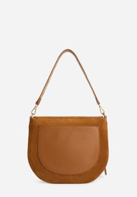 Borsa a tracolla in camoscio marrone con contrasto tattile, caratterizzata da una tasca frontale in pelle liscia e una silhouette curva. Dettagli in metallo color oro.