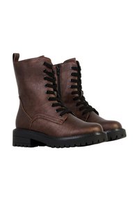 Bottes montantes en cuir marron à lacets, avec semelles noires et fermetures éclair latérales, présentées côte à côte sur fond blanc.