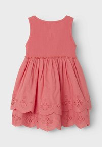 Robe sans manches rose avec un corsage côtelé, une jupe évasée et un ourlet festonné mettant en avant des découpes florales. Texture lisse sur l'ensemble.